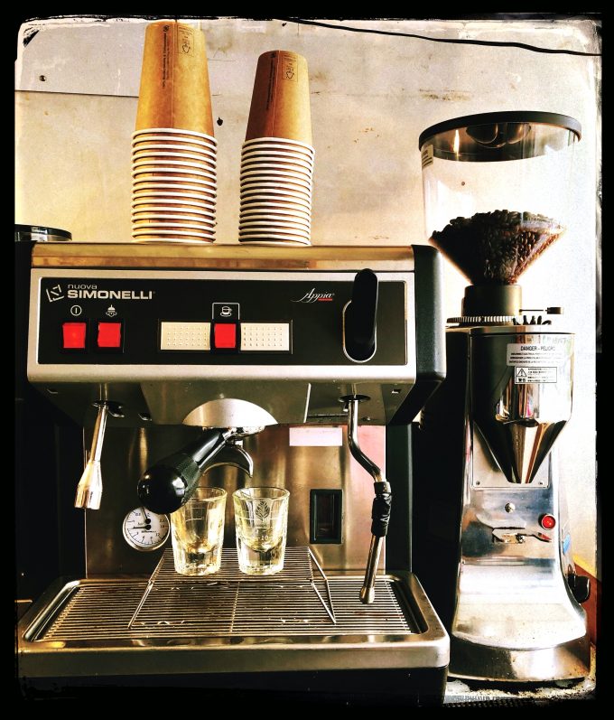 移動カフェのエスプレッソマシン（Nuova Simonelli Appia）＆移動カフェのグラインダー（ Mazzer rober）