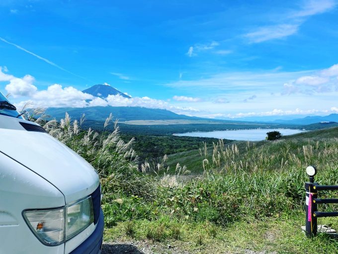 キッチンカー（メルセデスベンツ・トランスポーター）と富士山と山中湖